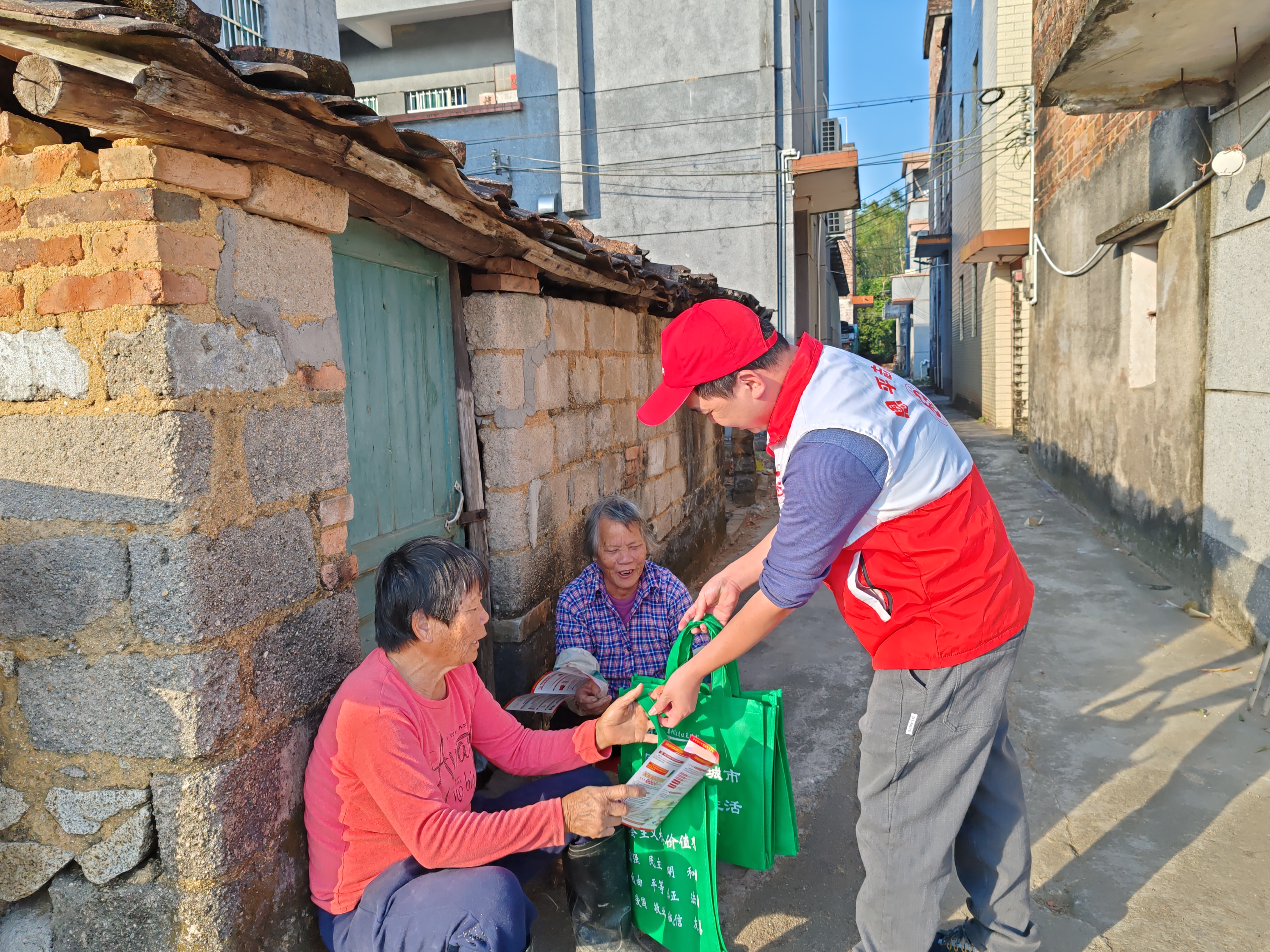 紀(jì)檢監(jiān)察干部到大田鎮(zhèn)開展結(jié)對(duì)共建活動(dòng)